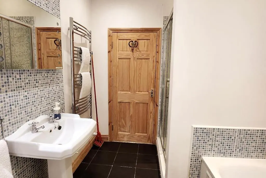 Country House Horton  0*, Horton (Berkshire)
