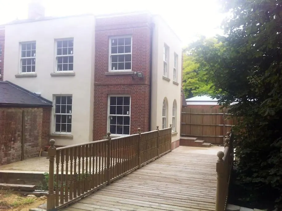 Country House Horton  0*, Horton (Berkshire)